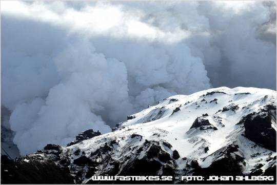 fb_flyg-mitt-i-vulkan