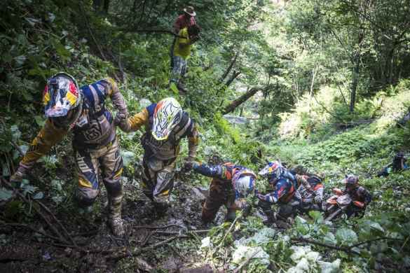 riders-stuck-on-the-downtown-section-of-the-erzbergrodeo-2015-hard-enduro