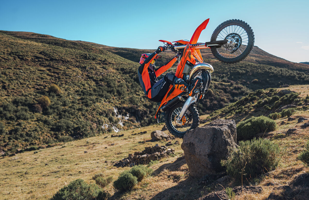 592900 MY25 KTM EXC RANGE ACTION2 01 ACTION EXC Range