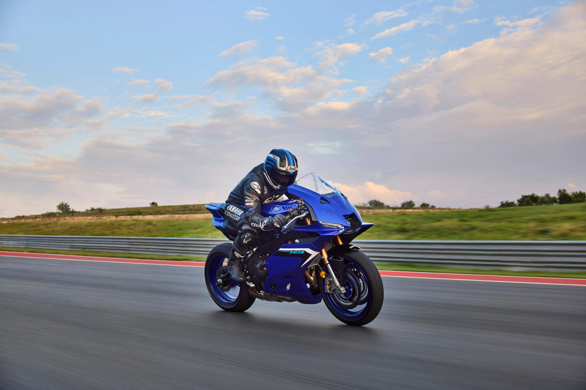 2025 Yamaha YZF900R9 EU Icon Blue Action 001 03